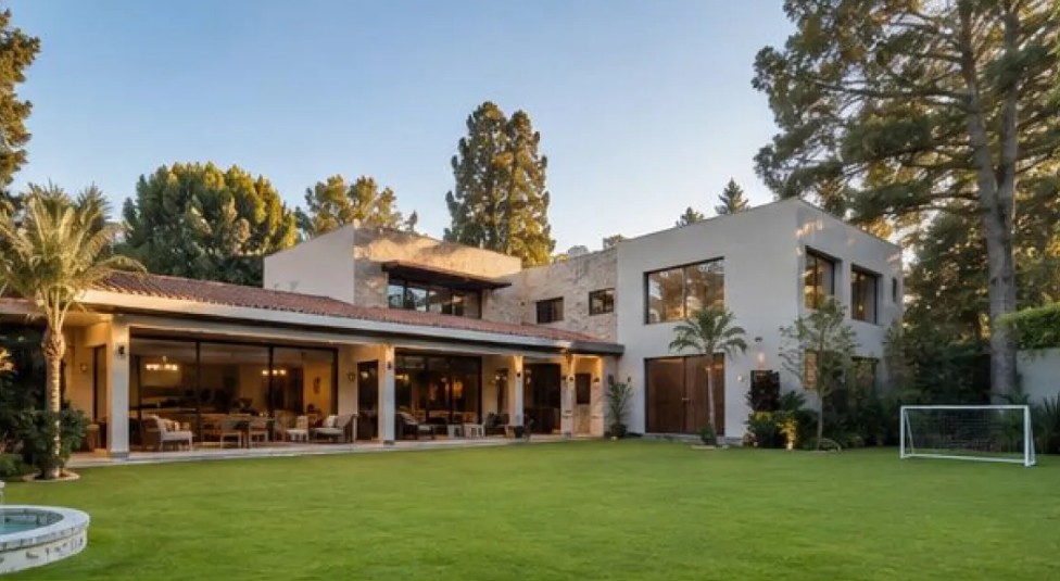 La arquitectura de la casa conserva el estilo clásico característico de la zona de Coyoacán, combinado con acabados contemporáneos.