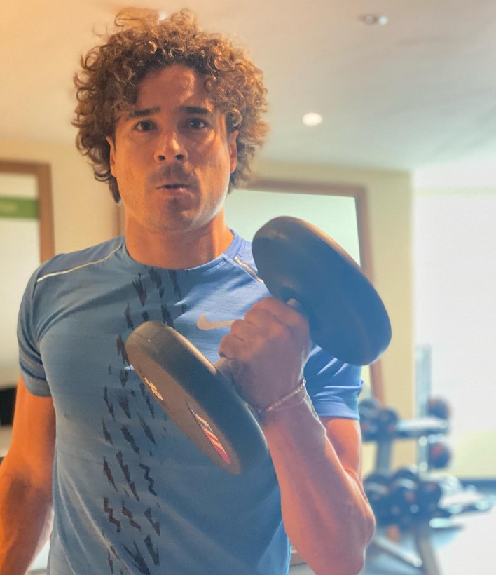 Ochoa dispone de un gimnasio privado donde él y su esposa realizan sus rutinas de entrenamiento.