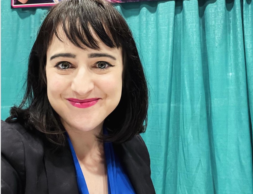 Famosa por "Matilda" y "Papá por siempre", Mara Wilson se alejó de Hollywood al llegar a la adolescencia. Ha explicado que dejó de sentirse cómoda en una industria que juzgaba duramente la apariencia y encasillaba a las actrices jóvenes. En vez de continuar actuando, se enfocó en escribir y se convirtió en autora y dramaturga. Aunque se mantiene en contacto con sus fans por redes sociales, ha dejado claro que no le interesa volver a la televisión.