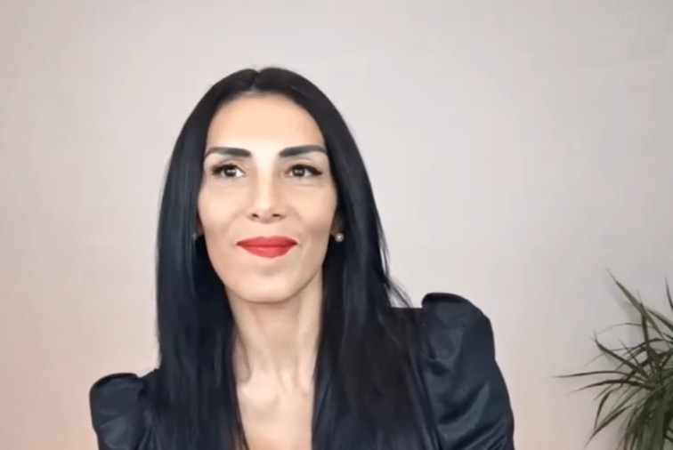 Sin embargo, no abandonó su gusto por la vida fitness y abrió un negocio en España para asesorar a las personas en temas de nutrición y ejercicio.