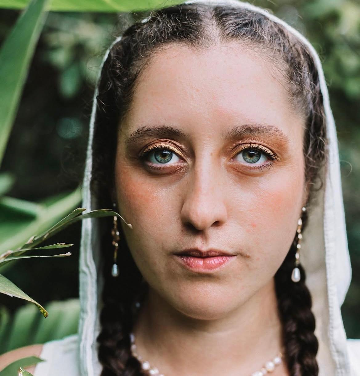 En el ámbito personal, se sabe que es madre de dos hijos, con quienes comparte algunos momentos a través de sus redes sociales, manteniendo un equilibrio entre lo público y lo privado.