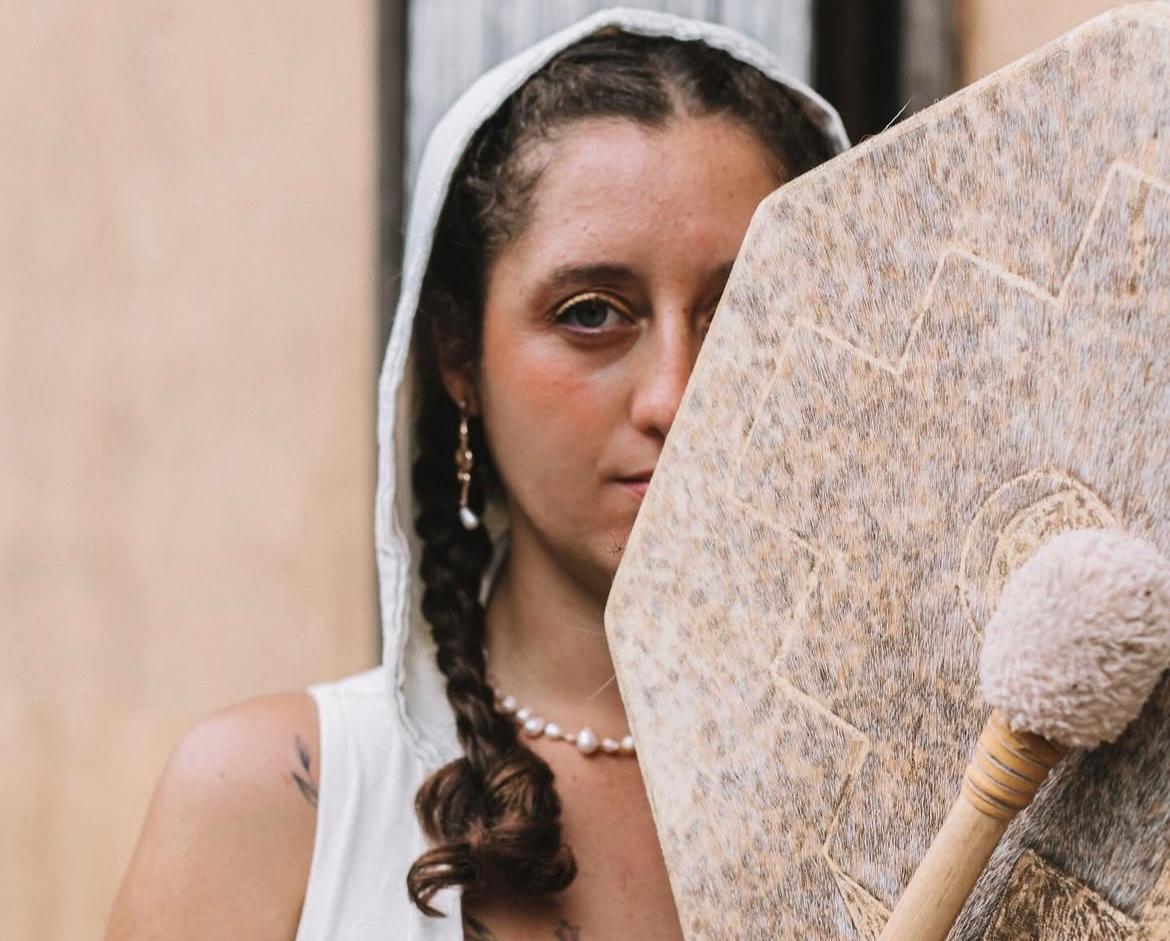 A diferencia de su hermano, quien decidió incursionar en la política, Mariana optó por mantenerse completamente alejada de ese ámbito y construir un camino distinto.