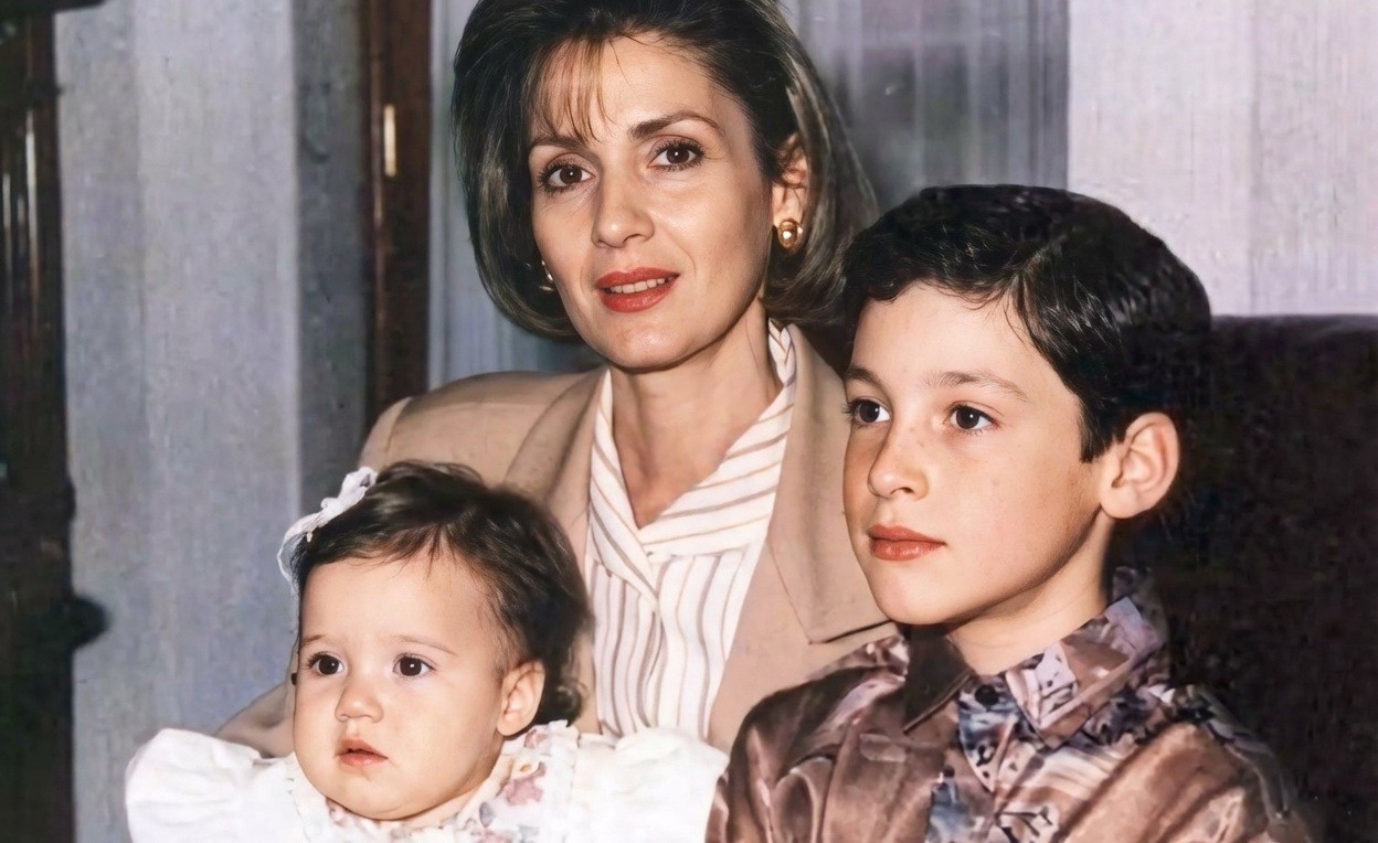 Tenía apenas un año de edad cuando su padre fue asesinado en 1994 durante un evento de campaña, un hecho que conmocionó al país y que definió el contexto en el que crecería.