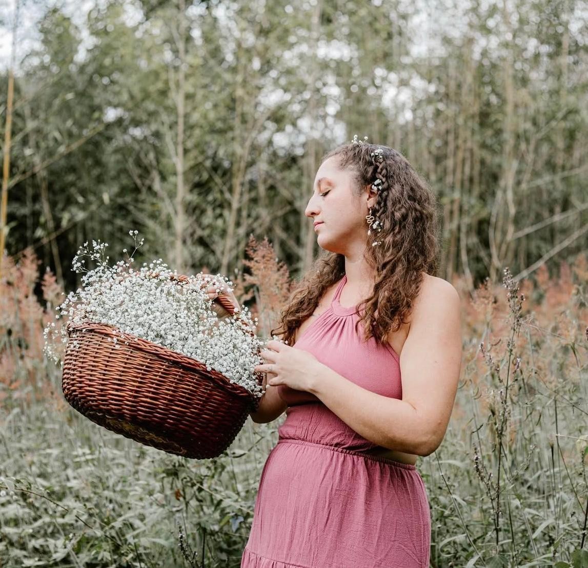 En 2015 se vio envuelta en una controversia tras la muerte del hijo de la actriz Elizabeth Dupeyrón durante un retiro espiritual realizado en su propiedad en Tepoztlán.