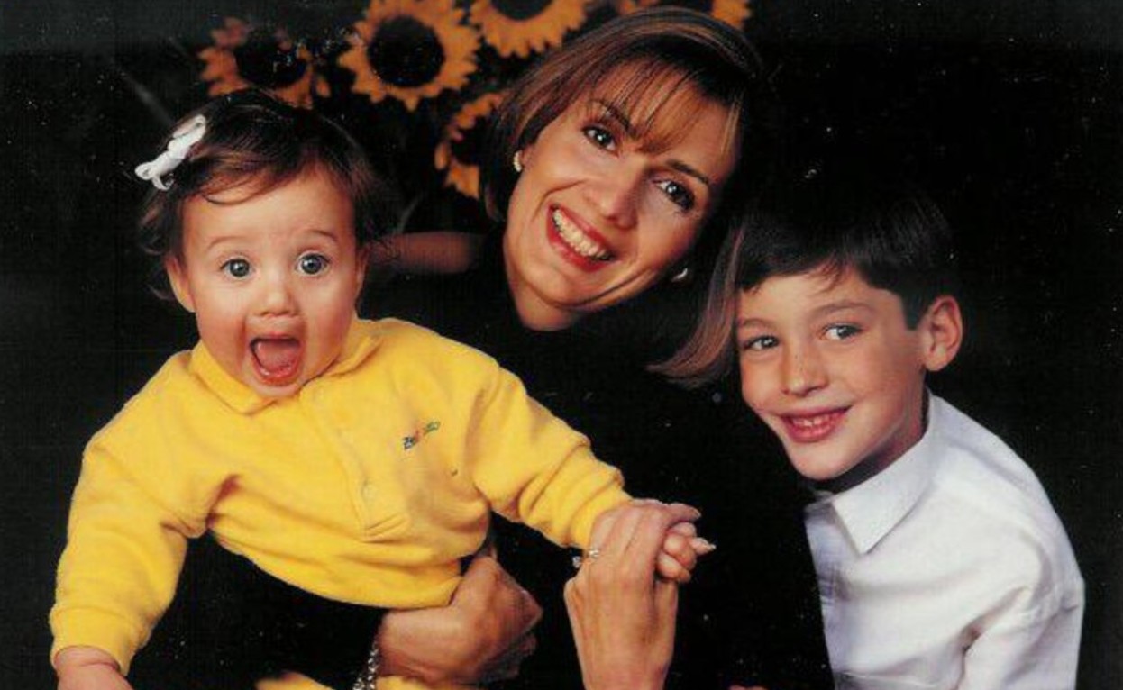 Meses después, enfrentó una segunda pérdida significativa cuando su madre falleció el 18 de noviembre de 1994 a causa de cáncer de páncreas.