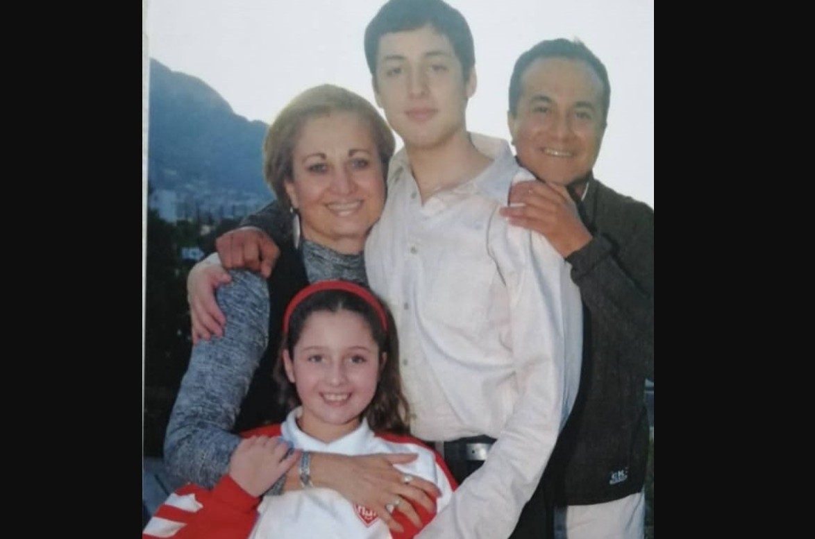 Tras la muerte de sus padres, quedó bajo el cuidado de su tía materna, Hilda Elisa Riojas Reyes, y su esposo Fernando Cantú, quienes asumieron su crianza junto a su hermano.