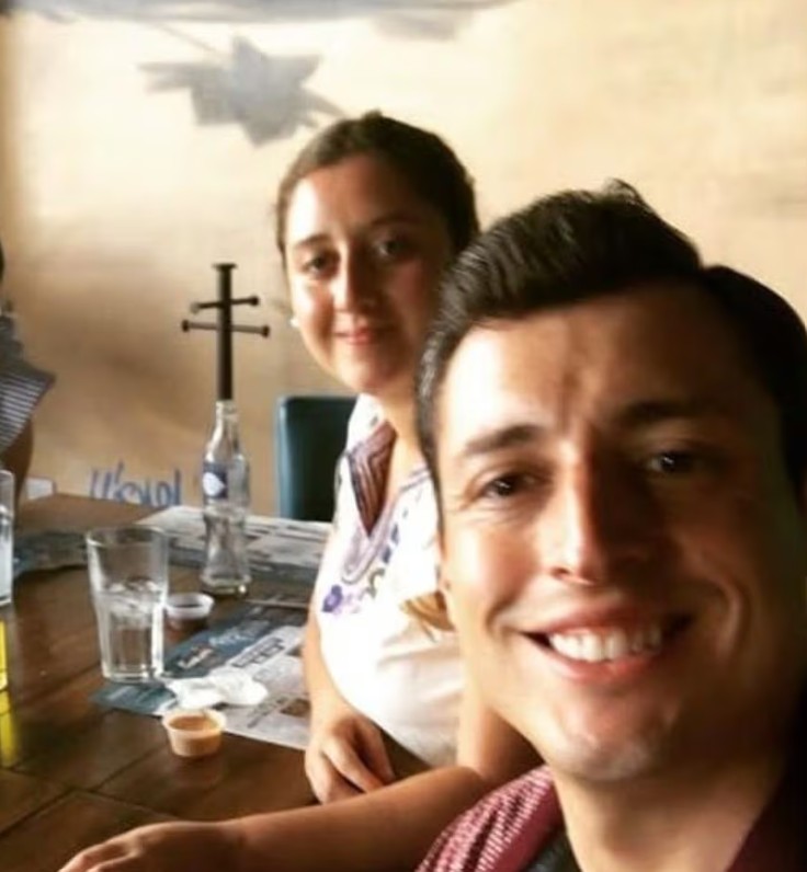 Creció en Monterrey, Nuevo León, en un entorno familiar más reservado, lejos del escrutinio mediático constante que rodeaba la figura de sus padres.