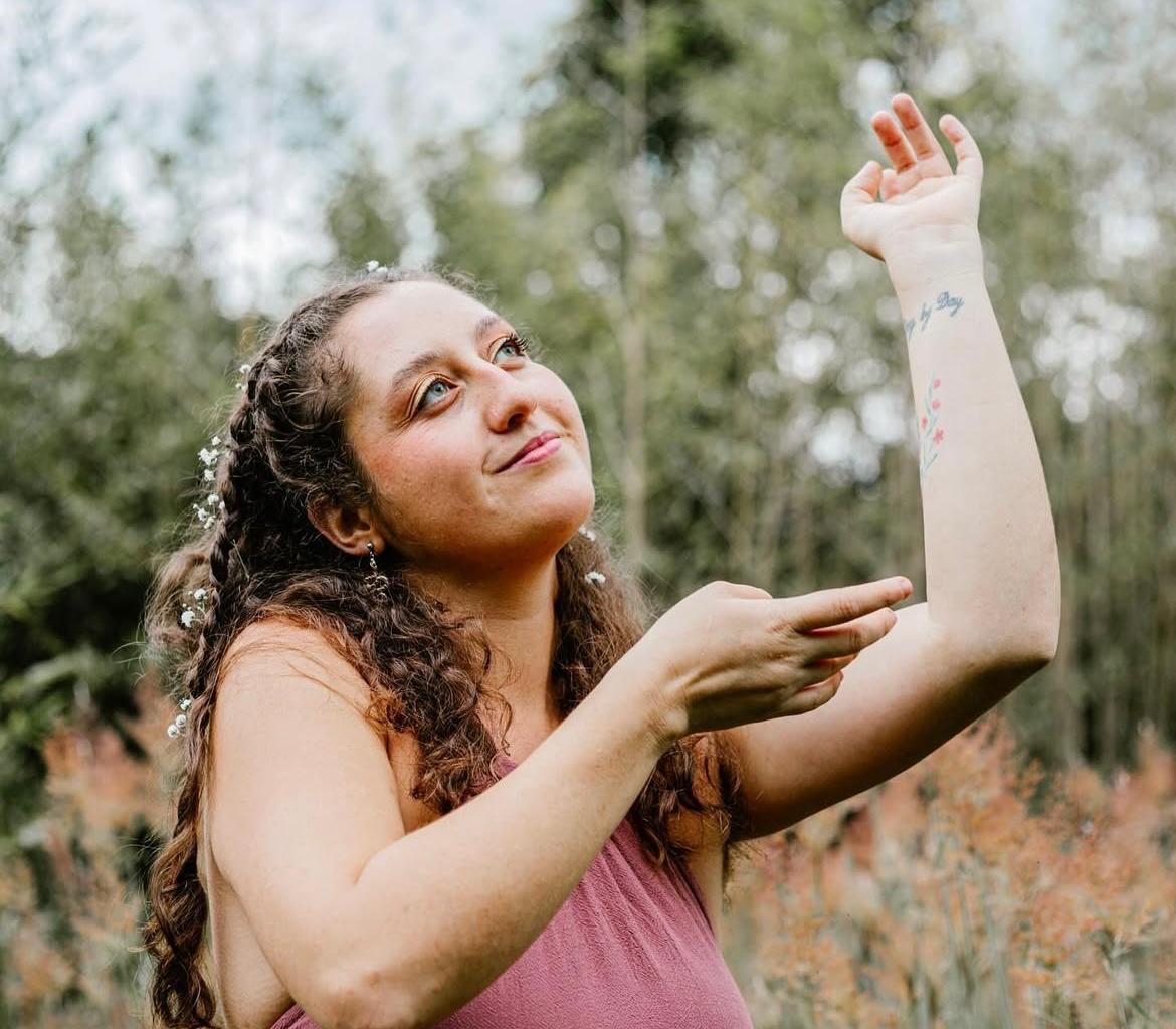 Frecuentemente organiza este tipo de encuentros en playas de Nayarit, donde ofrece experiencias enfocadas en el bienestar integral, la conexión emocional y el desarrollo espiritual.