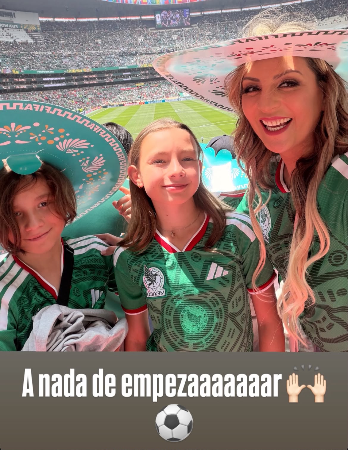 La actriz y cantante acudió acompañada de sus hijos al evento.