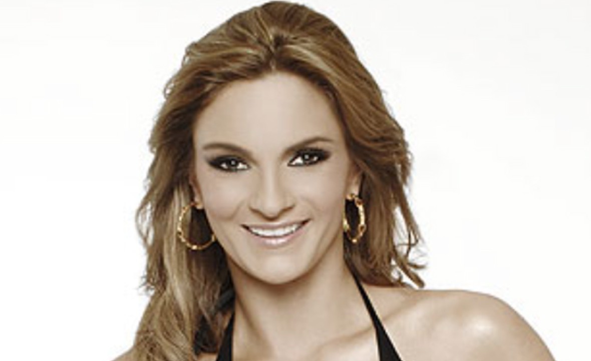 También destacó como antagonista en producciones como "Por ella soy Eva", "La tempestad" y "Hasta el fin del mundo", fortaleciendo su imagen como una de las villanas más sólidas de las telenovelas.