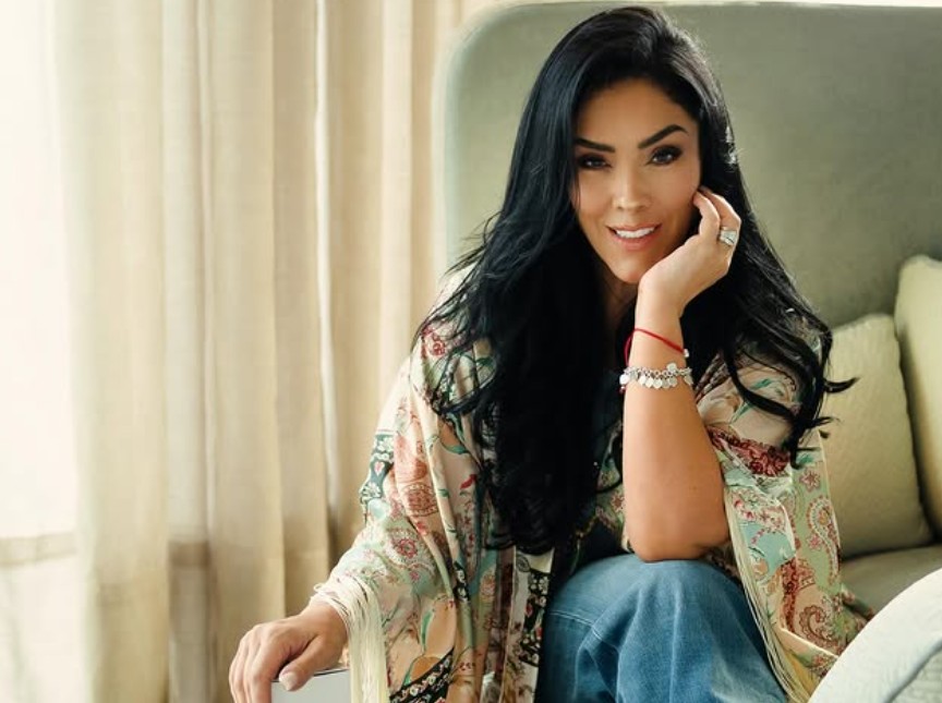 Hermana mayor de Anahí, tiene 47 años y desde 2011 está casada con Jorge D'Alessio. Aunque se alejó de la televisión durante varios años, participó en el reality "Lucky Ladies" y ha mantenido presencia en redes sociales.