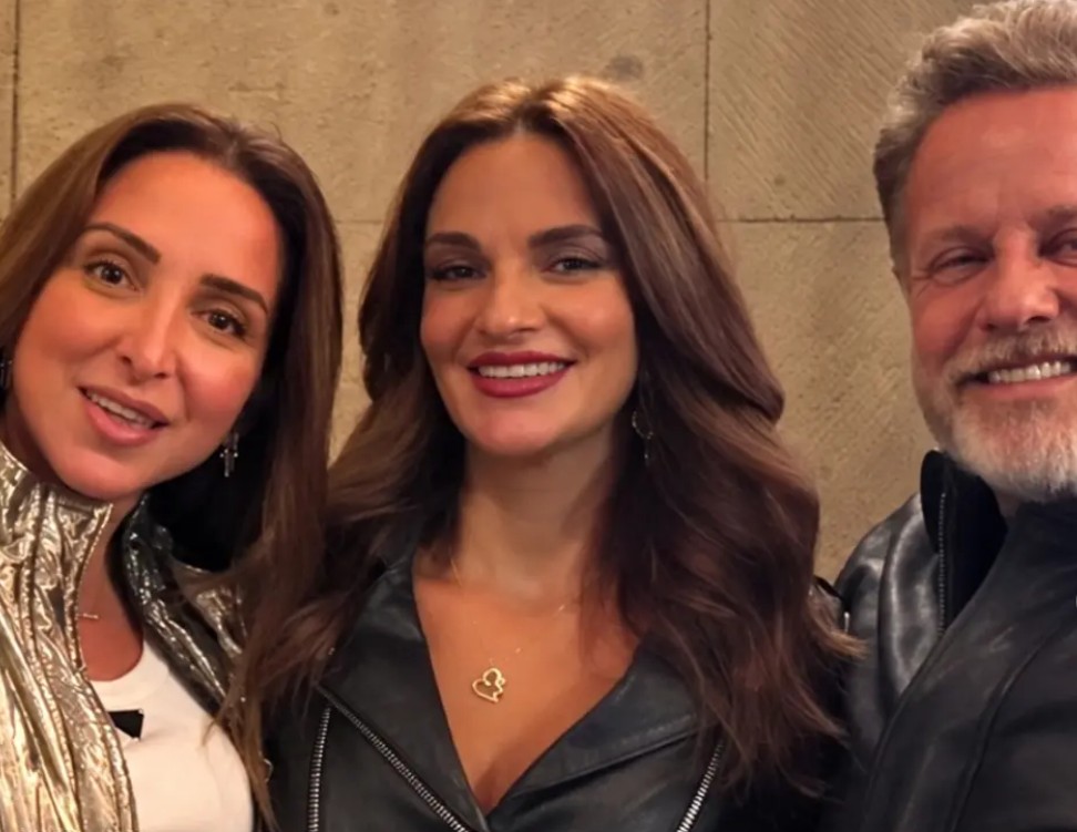 Debido a que Alexis Ayala desarrolla buena parte de sus actividades profesionales en la Ciudad de México, la pareja mantiene una dinámica que implica viajar entre ambas ciudades.