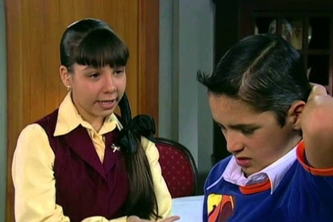 En la trama, Monchita era la sobrina de la directora de la escuela, lo que le daba cierto poder dentro del entorno escolar y la hacía sentirse superior a sus compañeros.