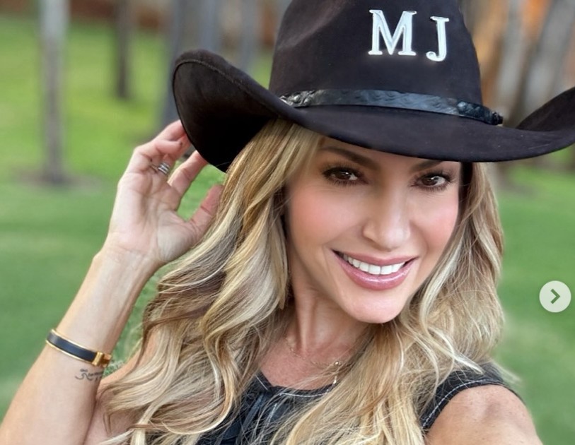 Tras finalizar su relación con Aracely Arámbula, Gabriel Soto inició un romance con Martha Julia, actriz con quien había coincidido previamente en "Amigas y rivales" y más tarde en "Las vías del amor".