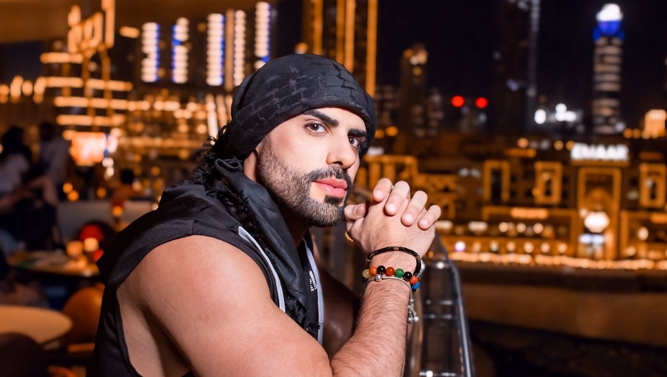 Antes de alcanzar la popularidad que tiene actualmente, Massad también construyó parte de su audiencia mediante publicaciones realizadas durante la noche en Arabia Saudita, horario que le permitió conectar con seguidores de Latinoamérica.