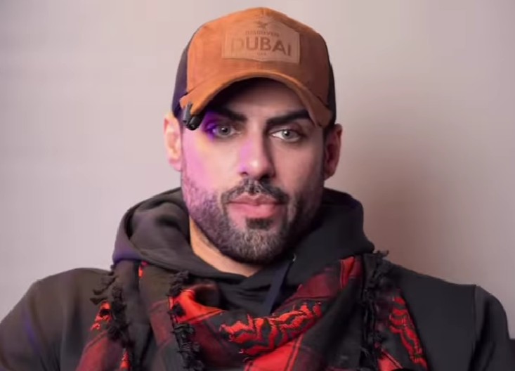 Por medio de redes sociales se han viralizado fotos de su pasado, donde luce una imagen completamente diferente a la actual.