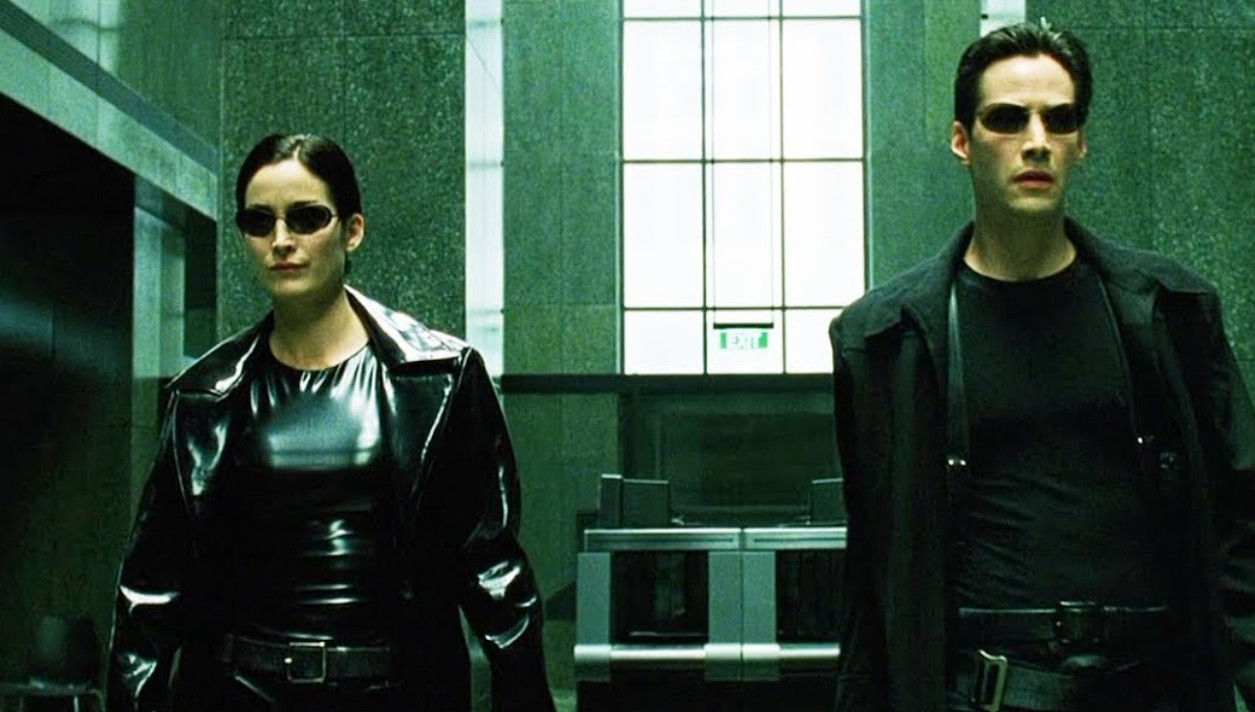 La película narra la historia de un programador que descubre que la realidad es una simulación creada por máquinas. Ganó cuatro premios Óscar, marcando un antes y un después por sus innovadores efectos visuales, como el “bullet time”. Además de su impacto técnico, su reflexión sobre la realidad, la tecnología y el libre albedrío la convirtió en un referente cultural.