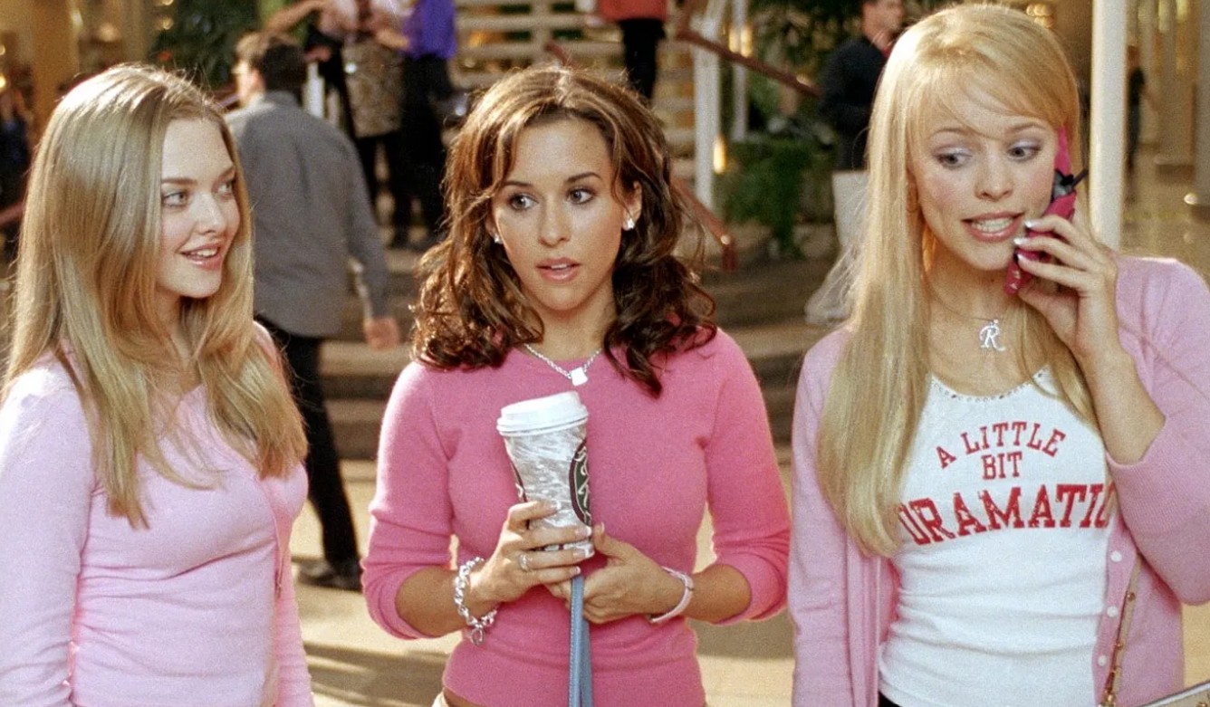 Pocos recuerdan que está inspirada en el libro de no ficción Queen Bees and Wannabes de Rosalind Wiseman, que en realidad era una guía sobre dinámicas sociales adolescentes. Tina Fey transformó ese material en una comedia con personajes inolvidables, diálogos icónicos y una sátira social. Precisamente esa libertad hizo que funcionara mejor como obra cinematográfica, al convertir observaciones psicológicas en una historia divertida y universal.