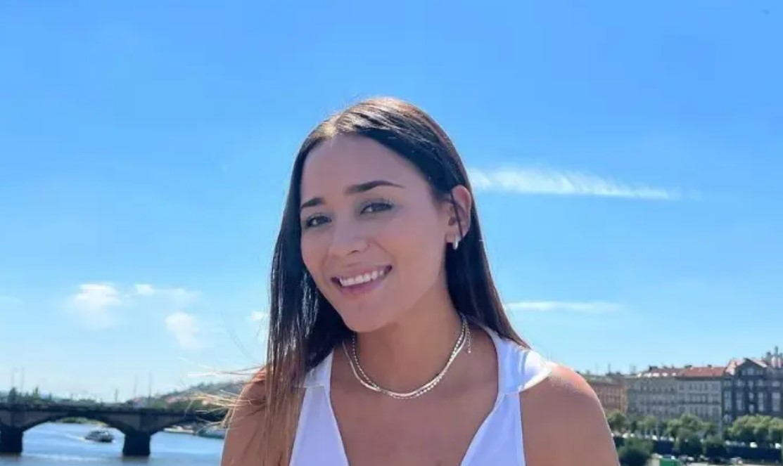 Su nombre real es Anna Santillán y ha aprovechado su fama para convertirse en influencer. Se volvió viral por un video que le tomó una amiga en el antro, donde su expresión seria contrastaba con el ambiente festivo.