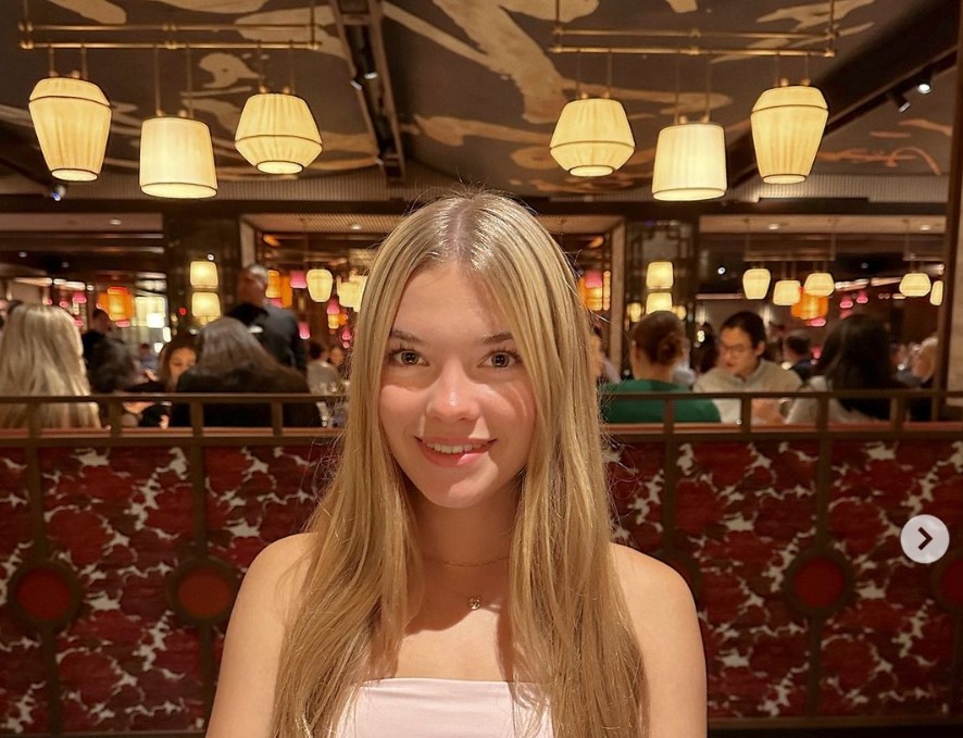 Se hizo famosa por su expresión en la serie de Disney "¡Buena suerte, Charlie!" de Disney Channel. Ahora tiene 17 años, continúa trabajando como actriz y suma más de un millón de seguidores en Instagram, donde comparte aspectos de su vida personal y profesional.