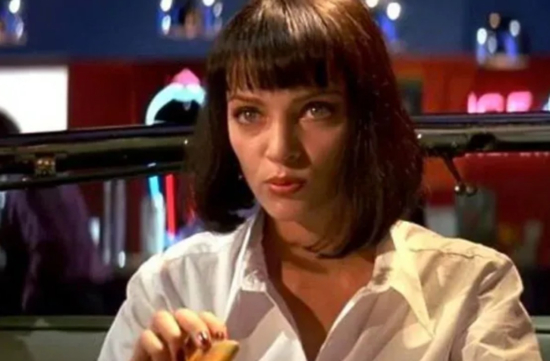 Uma Thurman apareció relativamente poco tiempo en pantalla, pero Mia Wallace se convirtió en uno de los personajes más icónicos de la película de Quentin Tarantino. Su estilo, sus diálogos y la famosa escena del baile con John Travolta dejaron una huella enorme en la cultura pop. Muchos recuerdan más a Mia que a varios de los protagonistas principales.