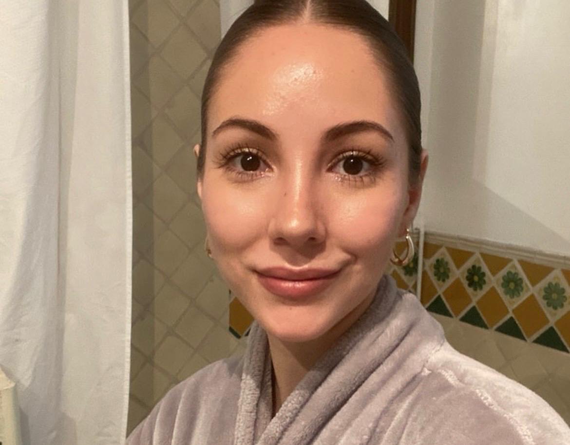 Michelle Abril Álvarez Cárdenas nació el 25 de agosto de 1991 en Monterrey, Nuevo León, y desde pequeña mostró interés por el mundo del espectáculo.