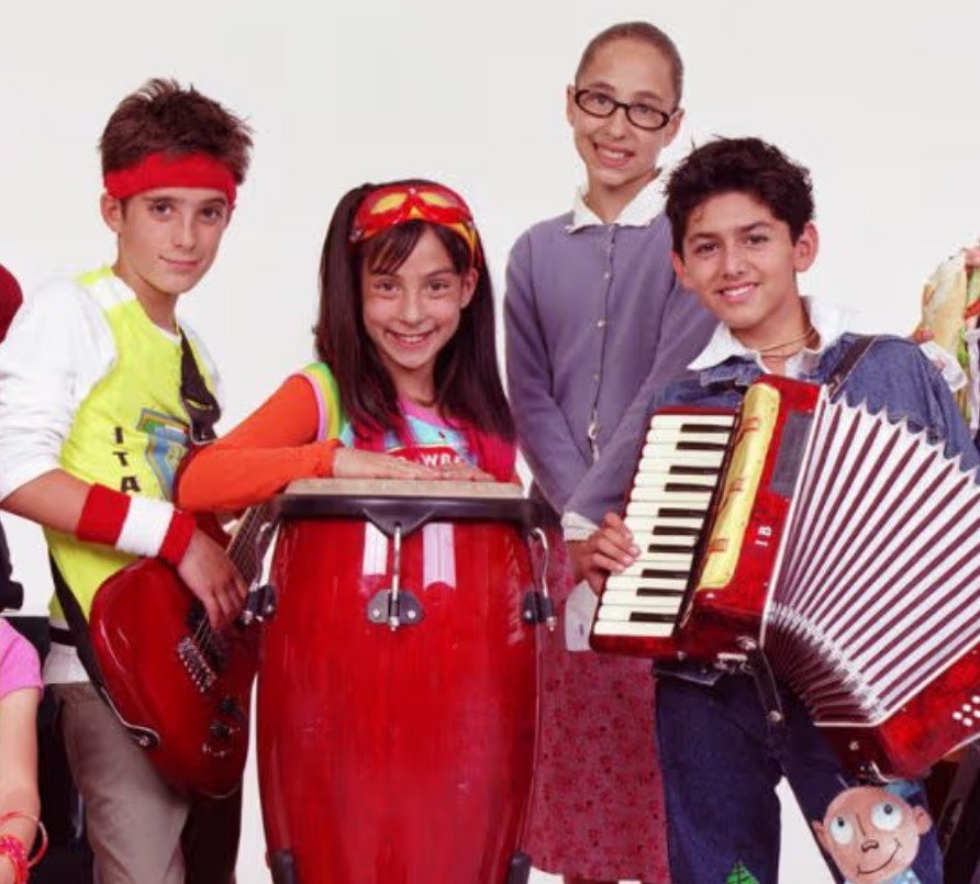 Su personaje era introvertido y tenía varias inseguridades debido a la sobreprotección de su mamá, pero siempre demostraba lealtad y cariño hacia sus compañeros durante las aventuras que vivían a lo largo de la telenovela.