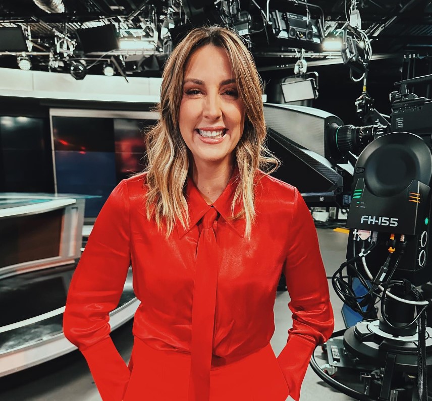 Ahora tiene 49 años y se convirtió en presentadora de televisión.