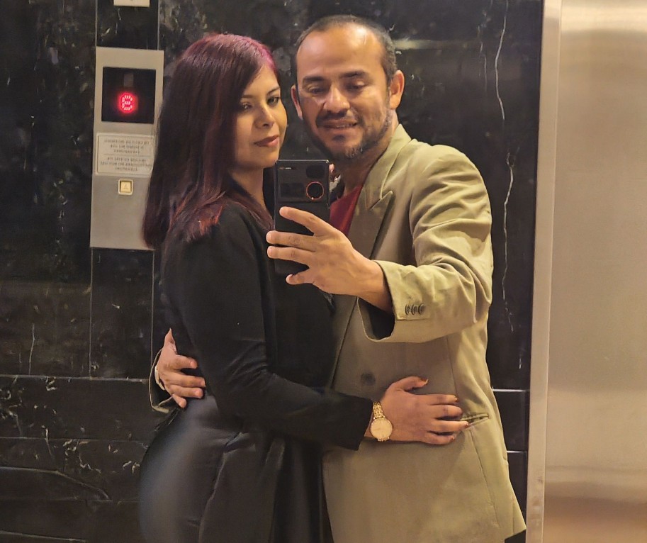 En el ámbito personal, actualmente tiene 42 años, es padre de tres hijos y recientemente se casó con una mujer llamado Lu, quien no pertenece al medio artístico.