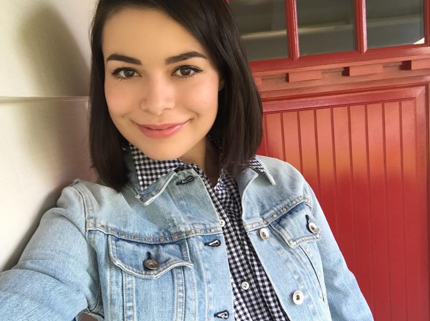 Miranda Cosgrove nació el 14 de mayo de 1993 en Los Ángeles, California. Su incursión en el mundo del espectáculo ocurrió de manera inesperada cuando un agente de talentos la descubrió a los tres años mientras cantaba y bailaba en un restaurante junto a su familia.