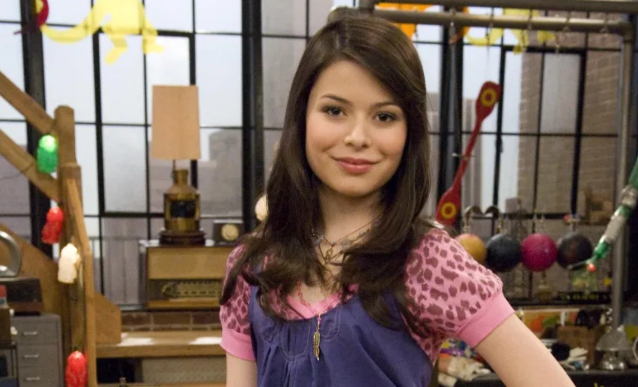 Miranda Cosgrove fue una de las grandes estrellas juveniles de Nickelodeon a mediados de los años 2000. Se dio a conocer con el papel de Megan en "Drake y Josh", pero consolidó su fama al protagonizar la serie "iCarly".