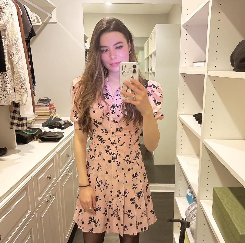 Tras la cancelación del reboot de "iCarly" en 2023, Miranda protagonizó las comedias románticas "Mother of the Bride" y "El otro París", que se estrenaron en Netflix.