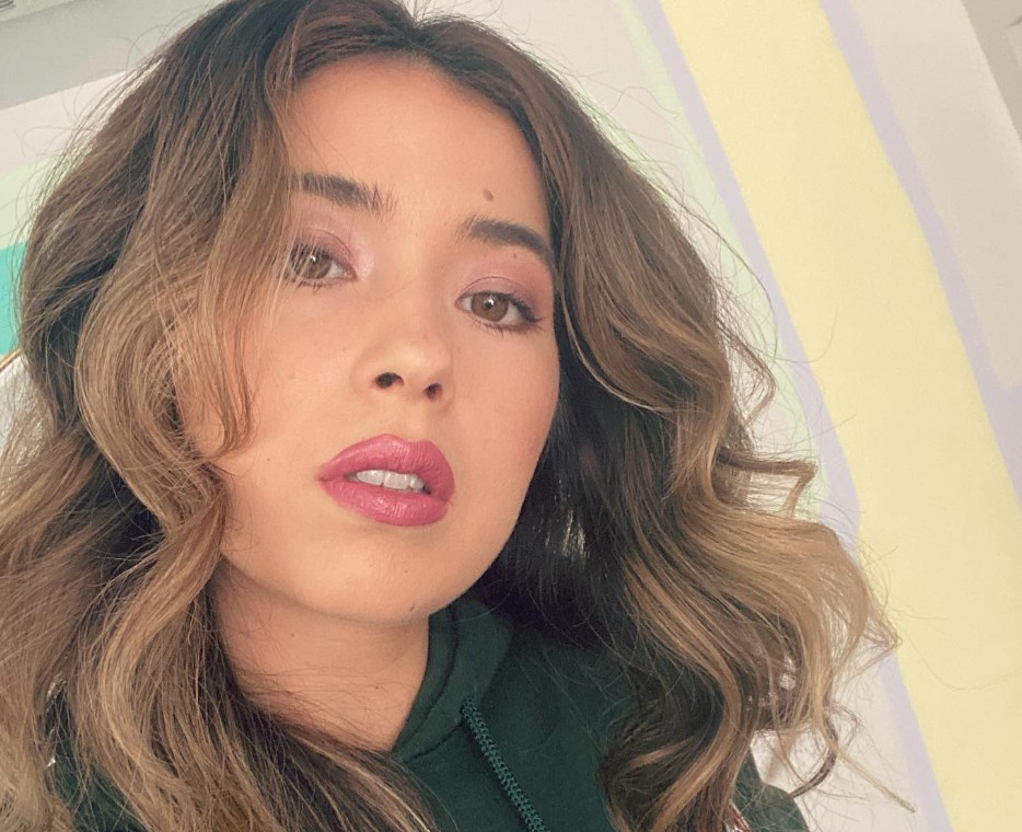 Ahora tiene 36 años. Alcanzó popularidad por interpretar a Cheyenne Thompson en la serie "Superstore" y también participó en "Shameless".