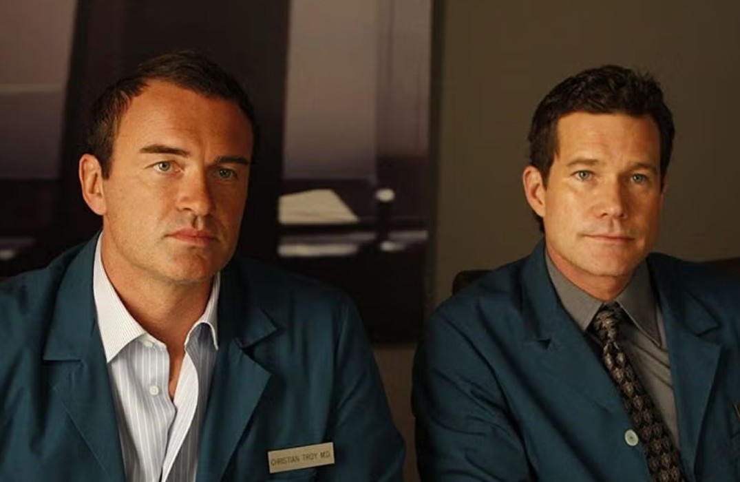 Esta adaptación colombiana intentó recrear el tono provocador de la serie creada por Ryan Murphy, centrada en dos cirujanos plásticos con vidas caóticas. Sin embargo, muchos críticos señalaron que suavizó demasiado la oscuridad y la crítica social que hacían única a Nip/Tuck. La historia perdió impacto y fue cancelada después de la primera temporada.