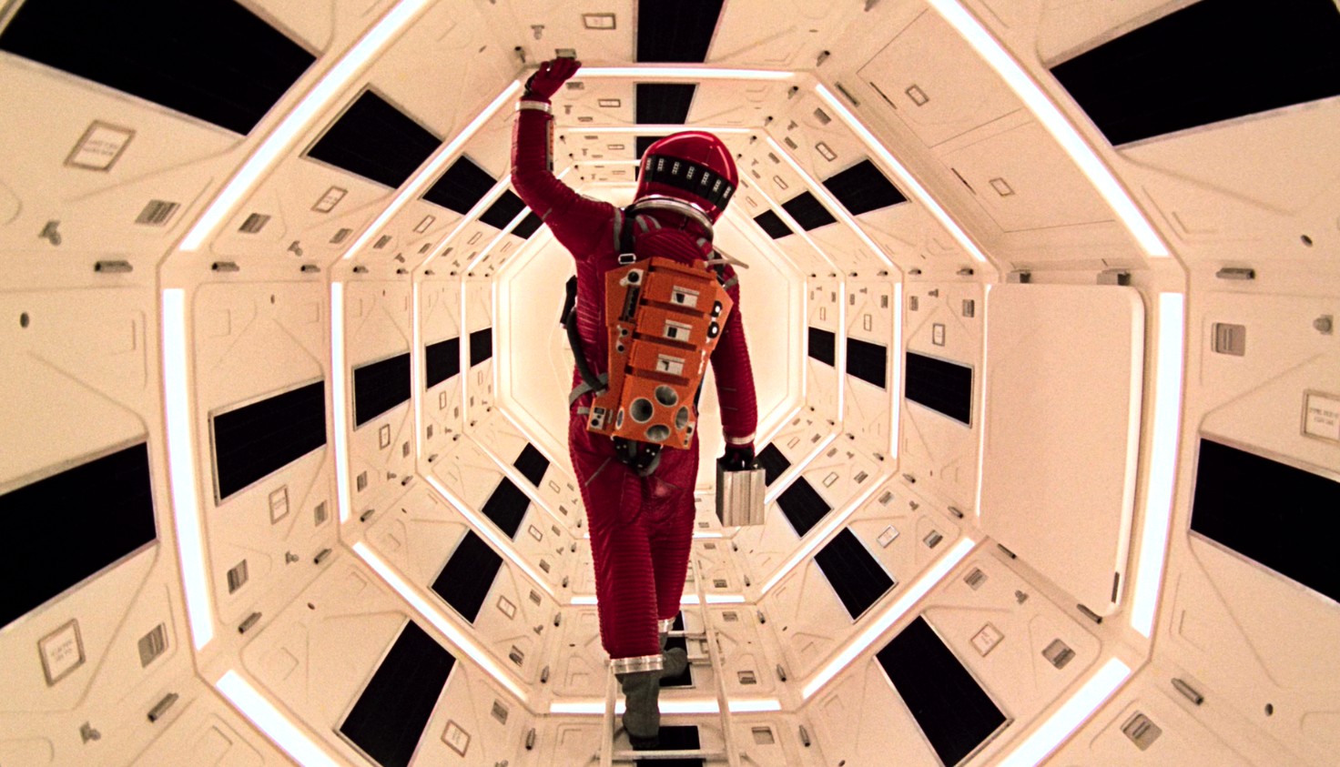 Dirigida por Stanley Kubrick, esta película explora la evolución de la humanidad, el descubrimiento de un misterioso monolito y una misión espacial rumbo a Júpiter, asistida por la inteligencia artificial HAL 9000. Fue reconocida con el Premio Óscar a Mejores Efectos Visuales y revolucionó el género por su realismo científico, su narrativa filosófica y sus innovadores efectos especiales. Está considerada una obra maestra por su profundidad temática y su influencia duradera en el cine de ciencia ficción.