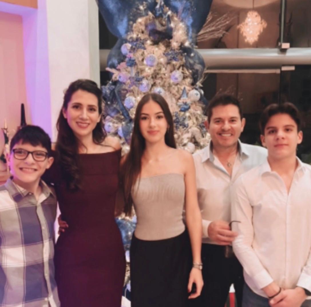 En una primera ocasión conoció al actor cuando acudió a entregar un documento para Carla Estrada, aunque rechazó la invitación que él le hizo para salir.