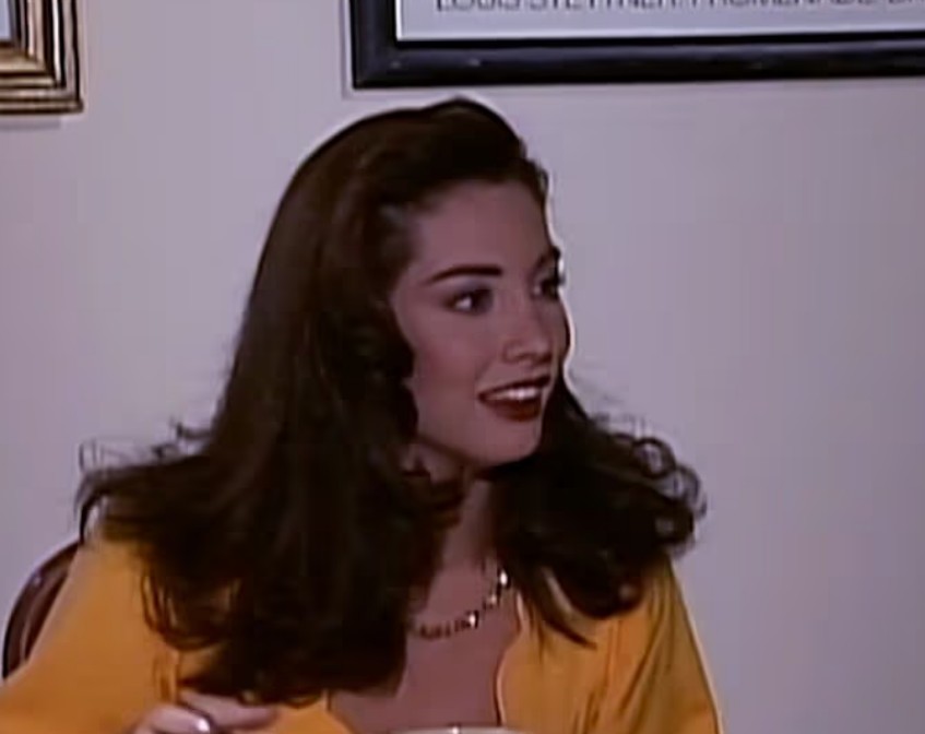 A los nueve años tuvo su primera presentación pública como cantante durante un evento escolar. Esta experiencia marcó uno de sus primeros acercamientos al mundo artístico.