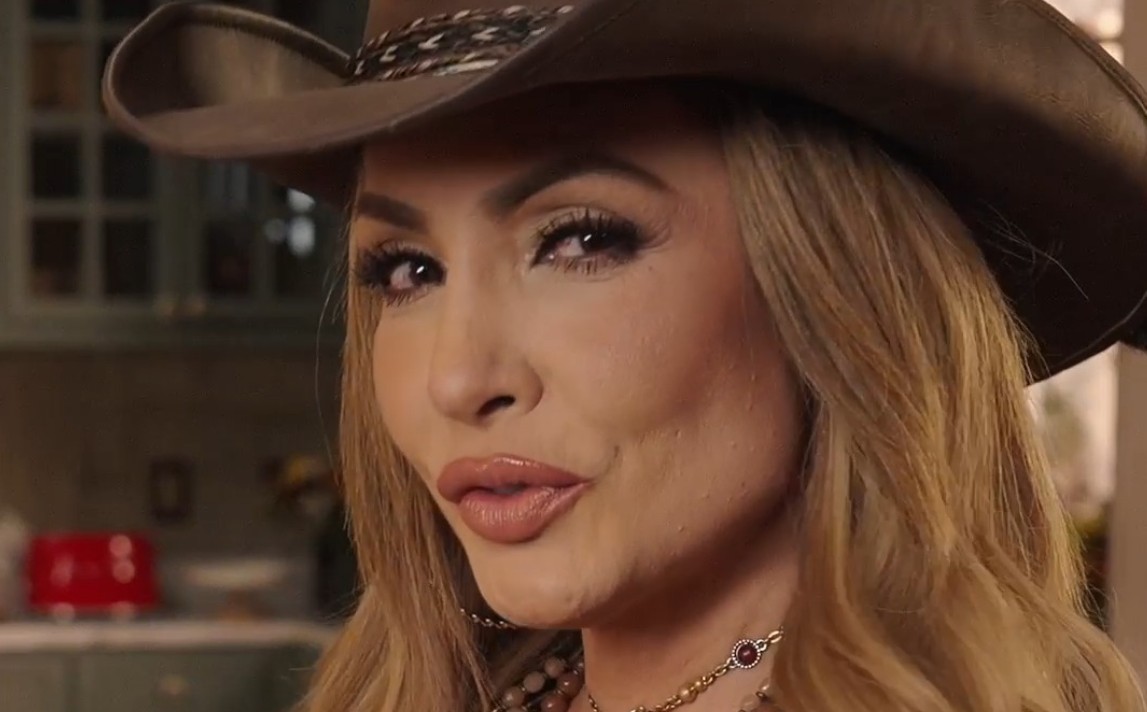 Paty Navidad es una popular actriz y cantante mexicana con una trayectoria de más de 30 años en la industria del entretenimiento.