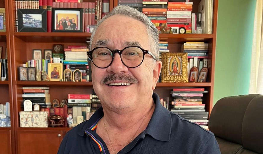 Pedro Sola se convirtió en uno de los conductores más queridos de la televisión mexicana por su participación en "Ventaneando" y por los momentos virales que protagonizaba. No obstante, una serie de comentarios en contra de los perros  en espacios públicos provocó una fuerte reacción entre usuarios de redes sociales y asociaciones protectoras de animales. Desde entonces ha recibido numerosas críticas y algunos internautas incluso han pedido su salida del programa.