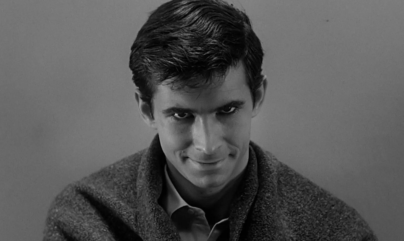 Basada en la novela de Robert Bloch, la película de Alfred Hitchcock es considerada uno de los mejores ejemplos de cómo una adaptación puede elevar su fuente original. Aunque conserva la estructura básica del libro y la revelación sobre Norman Bates, Hitchcock transformó la historia con una puesta en escena mucho más inquietante. En la novela, Norman es descrito como un hombre mayor y físicamente distinto a Anthony Perkins, pero el cambio volvió al personaje más icónico. Además, la célebre escena de la regadera no tenía el mismo peso en el libro. Muchos consideran que la película supera a la novela por su tensión psicológica.