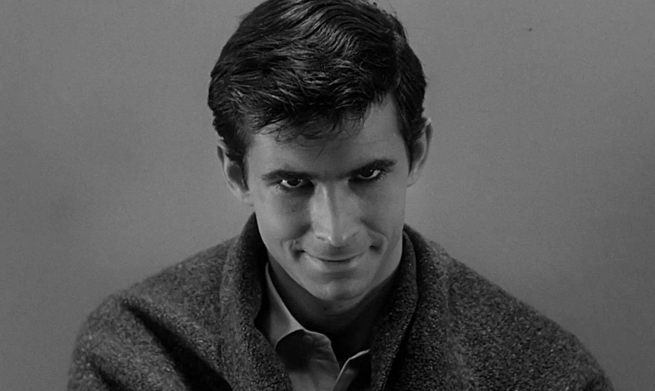 Dirigido por Gus Van Sant, este remake es uno de los casos más extraños en el cine, ya que reproduce casi escena por escena la película original de Alfred Hitchcock. Aunque la intención era rendir homenaje, el resultado fue percibido como innecesario. La actuación de Vince Vaughn como Norman Bates no logró generar la misma inquietud que Anthony Perkins, y la falta de innovación hizo que el público no encontrara razones para verla.