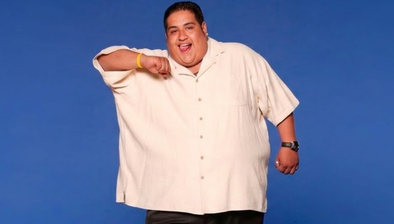 La cirugía de bypass gástrico o su variante, la manga gástrica, se ha convertido en una alternativa para pacientes con sobrepeso u obesidad que no han conseguido bajar de peso de forma natural. Este procedimiento reduce el tamaño del estómago y modifica el proceso de digestión para ayudar a perder peso de forma más rápida. En los últimos años, varios famosos han recurrido a esta operación para mejorar su salud o transformar su apariencia física, aunque los resultados no siempre han sido sencillos y en algunos casos también han enfrentado complicaciones.