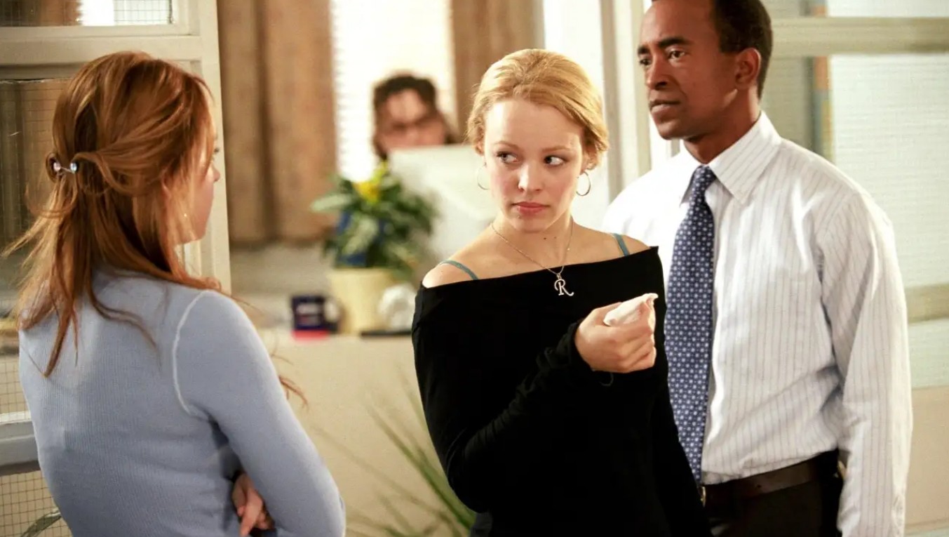 Aunque Cady Heron era la protagonista, Regina George terminó dominando la película gracias a la interpretación de Rachel McAdams. Su personalidad manipuladora y carismática la convirtió en una de las villanas adolescentes más famosas del cine. Muchas de sus frases siguen siendo utilizadas en redes sociales a más de veinte años después del estreno.