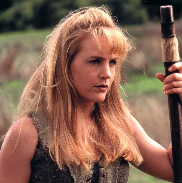 En la historia, Gabrielle era una joven aldeana soñadora que aspira a convertirse en narradora de historias, pero a lo largo de la serie evoluciona hasta convertirse en una poderosa guerrera e inseparable compañera de aventuras de Xena.