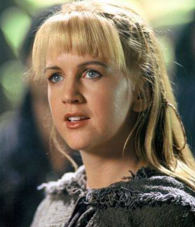 Durante el desarrollo de la trama, el personaje atraviesa diversas transformaciones emocionales y morales que la llevan a cuestionar temas como la justicia y el destino.