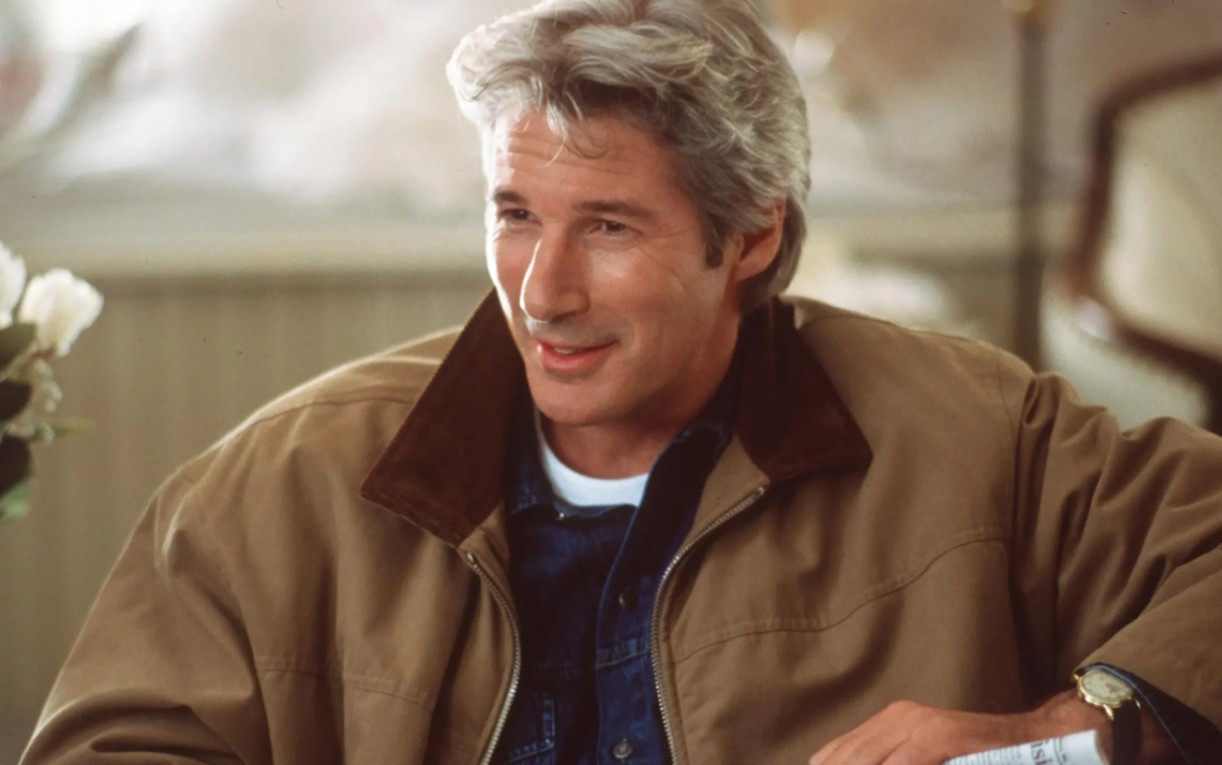 Richard Gere era uno de los actores más populares de Hollywood a comienzos de los años noventa, especialmente tras el éxito de "Pretty Woman". Sin embargo, en la ceremonia de los Oscar de 1993, el actor generó polémica al utilizar su tiempo en el escenario para denunciar públicamente la situación política en el Tíbet y criticar al gobierno chino. Este gesto provocó incomodidad dentro de la Academia y, durante varios años, Gere fue prácticamente excluido de participar en la ceremonia, lo que muchos consideran que afectó su relación con la institución y sus posibilidades de obtener una nominación o premio.