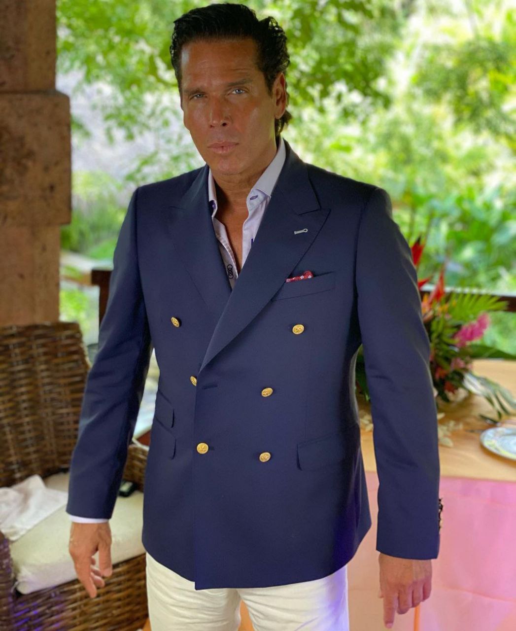 Ahora tiene 59 años, es empresario e intentó ser candidato a gobernador de Quintana Roo, pero se retiró por sus escándalos.