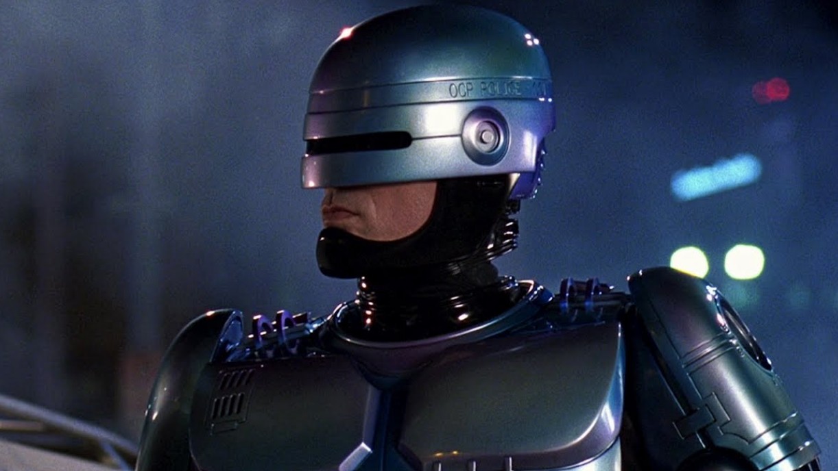 La nueva versión buscó modernizar la historia con un enfoque más tecnológico y serio, abordando temas como la ética en la inteligencia artificial. Sin embargo, perdió la sátira social y el tono crítico que hacían especial a la película original de 1987. Aunque visualmente era atractiva y contaba con un elenco sólido, muchos la consideraron fría, poco arriesgada y sin personalidad.