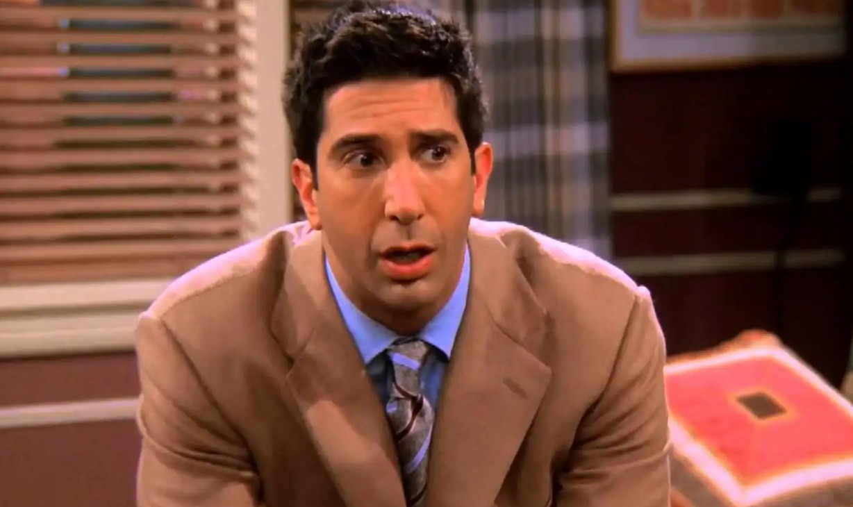 Ross fue uno de los protagonistas más queridos, pero también uno de los más debatidos con el paso del tiempo. Sus celos constantes, especialmente en su relación con Rachel, y algunas actitudes posesivas serían vistas hoy como problemáticas. Además, ciertos comentarios o comportamientos que antes pasaban desapercibidos hoy generarían controversia.