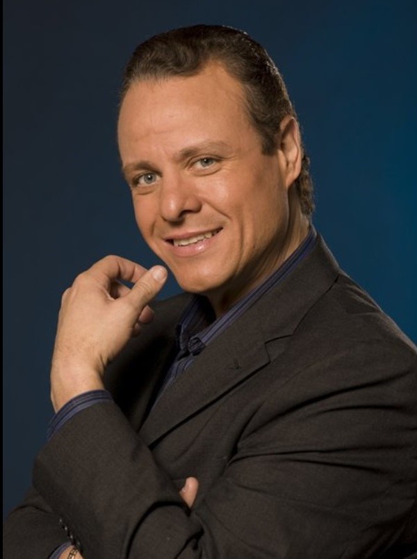 El actor mexicano, recordado por su personaje de Gordonio en el programa "Cero en conducta", decidió someterse a un bypass gástrico en 2006 debido a los graves problemas de salud que le provocaba su obesidad. Antes de la operación llegó a pesar más de 200 kilos y también padecía diabetes, lo que ponía en riesgo su vida. Tras la cirugía logró perder más de 100 kilos y adoptó una dieta más estricta junto con cambios en su estilo de vida. Con el paso de los años ha logrado mantener los resultados y ha compartido públicamente su experiencia para crear conciencia sobre la importancia de cuidar la salud.